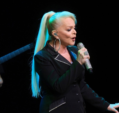 Лариса Долина в кастомных наушниках System Elements