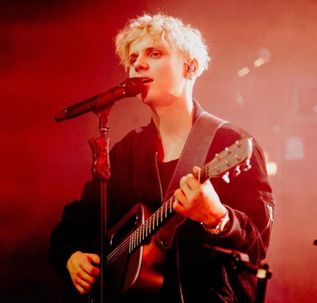 Ваня Дмитриенко в кастомных наушниках System Elements