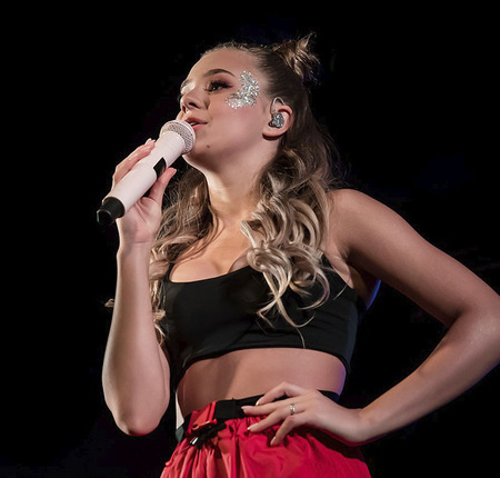 Катя Адушкина в кастомных наушниках System Elements