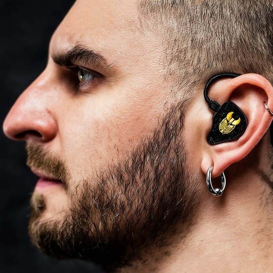 Евгений Новиков, Slaughter to Prevail, в кастомных наушниках System Elements