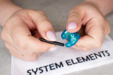 Чистка звуковых отверстий кастомных наушников System Elements