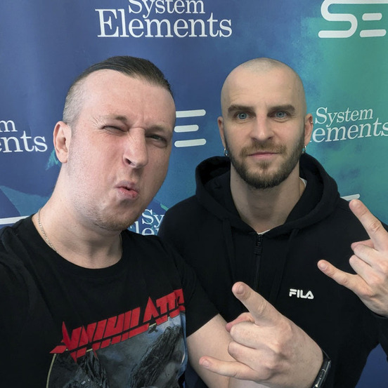 Евгений Новиков, Slaughter to Prevail, с наушниками System Elements