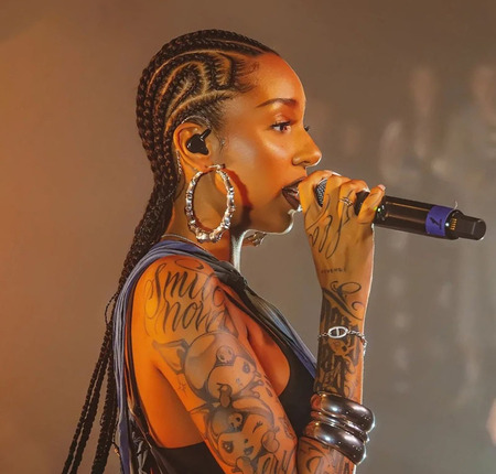 Алиша Коне в кастомных наушниках System Elements