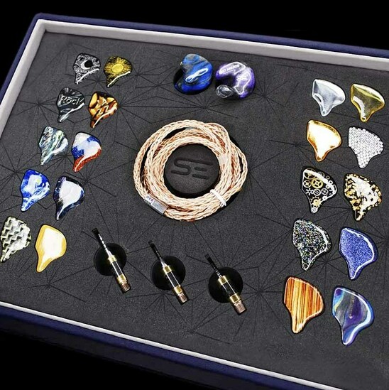 Витрина с образцами дизайнов кастомных наушников System Elements